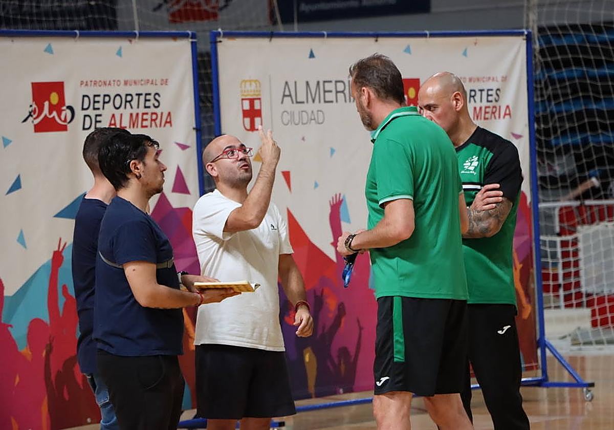 El lenguaje de signos en el voley y la sociedad entre clubes quiere sacarle loables beneficios.