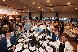 Organizadores del evento y autoridades, en la cena solidaria de la Fundación Espadafor, el martes por la noche.
