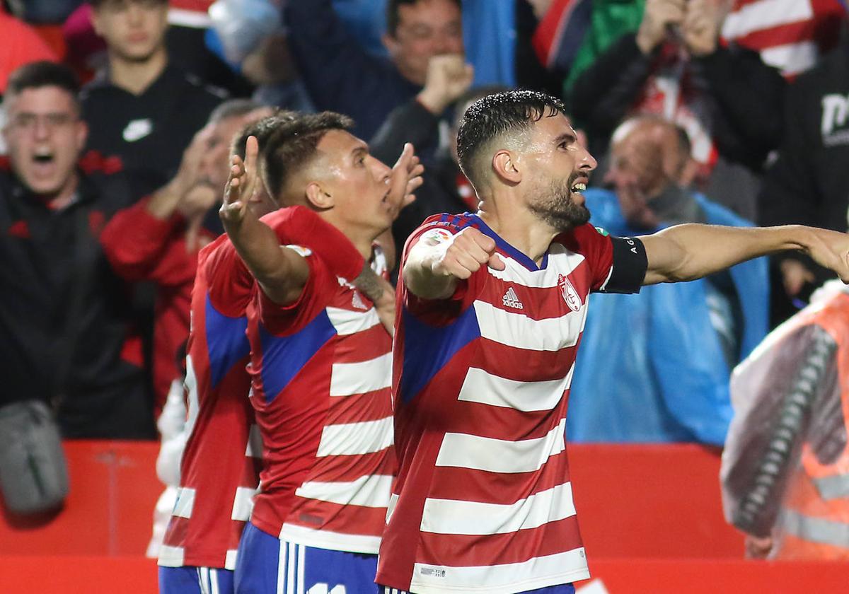 Myrto Uzuni y Antonio Puertas celebran el ascenso del Granada.