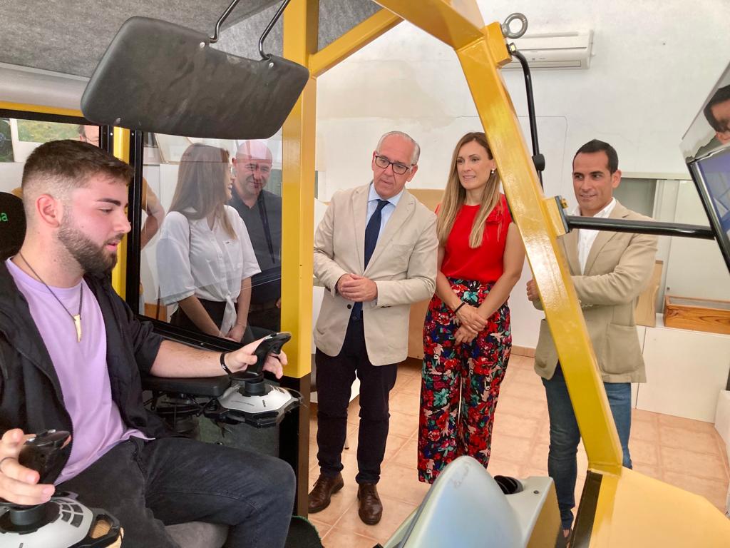 Un alumno hace una demostración de lo aprendido, ante el delegado del Gobierno Jesús Estrella.