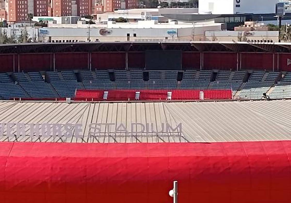 Al fondo, las gradas de fondo norte, con las supletorias delante.