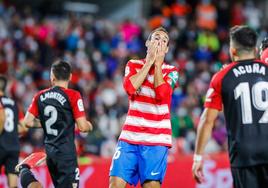 Víctor Díaz lamenta un cabezazo errado ante el Sevilla, el último curso en Primera.