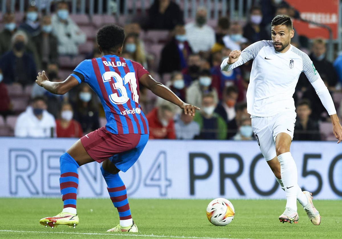 Puertas, en el último duelo en el Camp Nou, encara al joven Baldé.