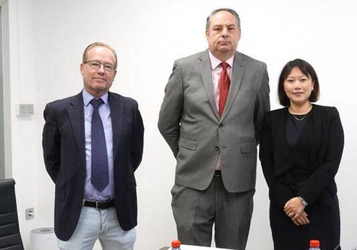 Los representantes de los accionistas minoritarios del Granada, con la presidenta Sophia Yang.