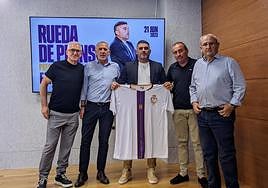 Emilio Fajardo posa con la camiseta del club blanco.
