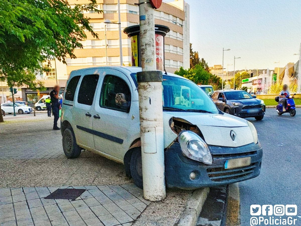 Estado en el que acabó el vehículo del detenido.