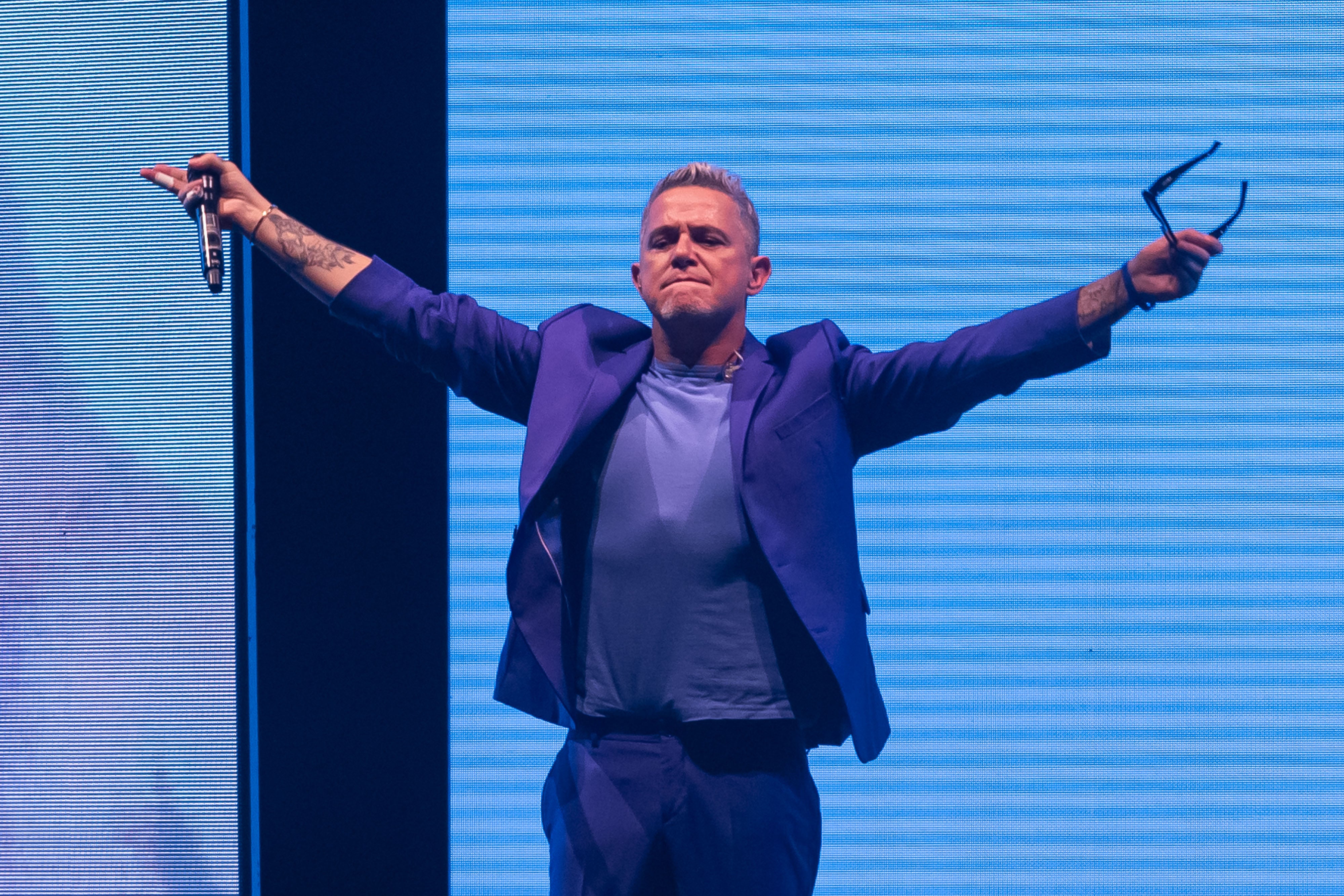 El artista saluda al público granadino.