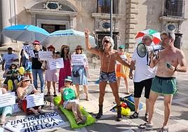 Los funcionarios de Justicia en huelga han protagonizado una estampa playera en Plaza Nueva este viernes.