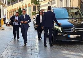 Juanma Moreno, tras salir del coche oficial, en la Carrera e Jesús.
