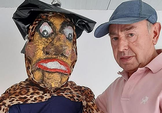 El autor junto a la imagen de la bruja que se quemará esta noche.