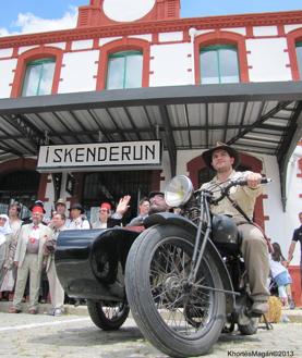 Imagen secundaria 2 - La escena rodada en la Alfaguara y recreación de Iskenderun en Guadix, por el 30 aniversario de la película. 