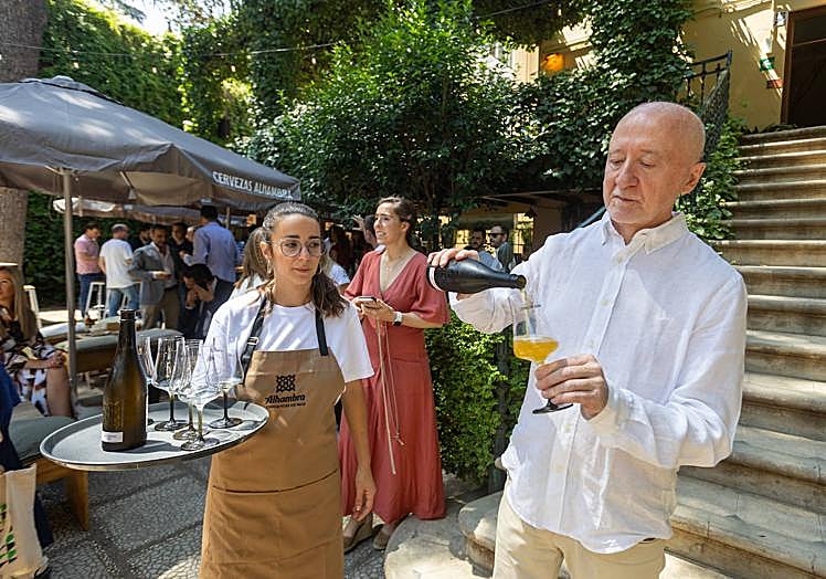 Imagen principal - Ambiente en el Jardín Alhambra, este viernes. 