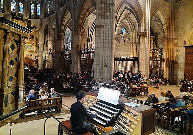 Uno de las veladas musicales organizadas por el granadino, sentado al órgano.