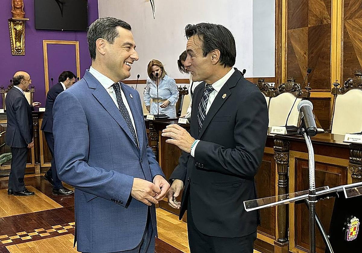 El presidente andaluz y el nuevo alcalde de Jaén, el viernes, en su visita institucional.
