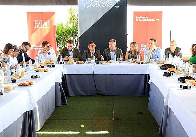 Desayuno con la prensa jienense de Juan Espadas y dirigentes del PSOE.
