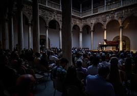 Aspecto que presentó anoche el Patio de los Mármoles del Hospital Real.