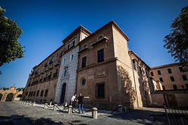 Los trabajos en la fachada sur de la Abadía, los de la iglesia, han recuperado el aspecto de finales del siglo XIX.
