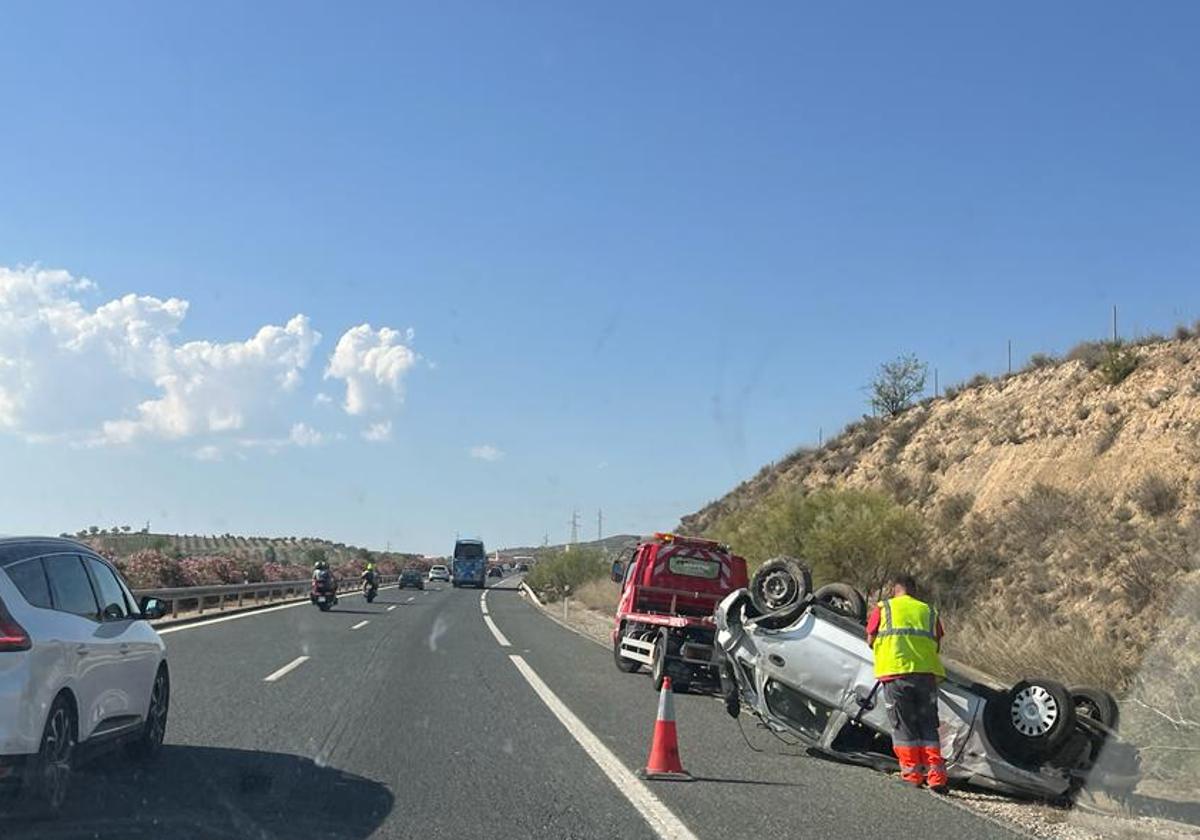 Coche volcado en la A-44 ste domingo.