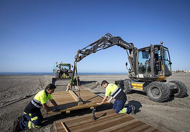 Instalación de la senda litoral arrancada por temporales en Poniente.