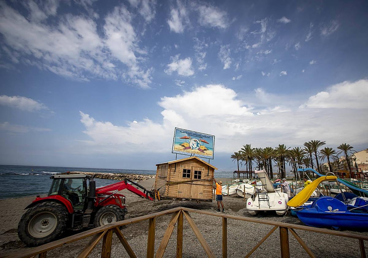 Trabajos de acondicionamiento de la playa en Torrenueva Costa.