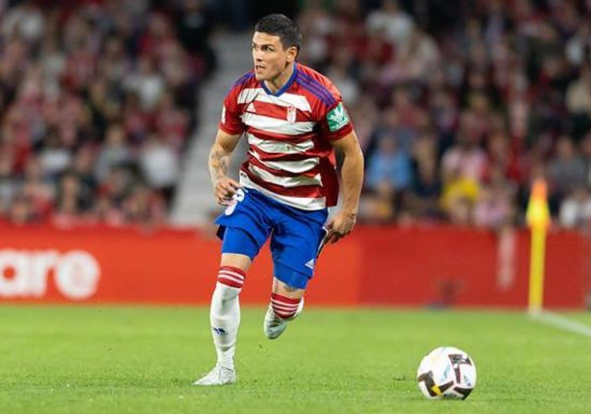 Jonathan Silva avanza por la banda de Los Cármenes.