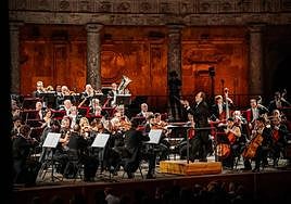 Riccardo Chailly dirige a la Scala de Milán en el patio del Palacio de Carlos V, en la Alhambra.