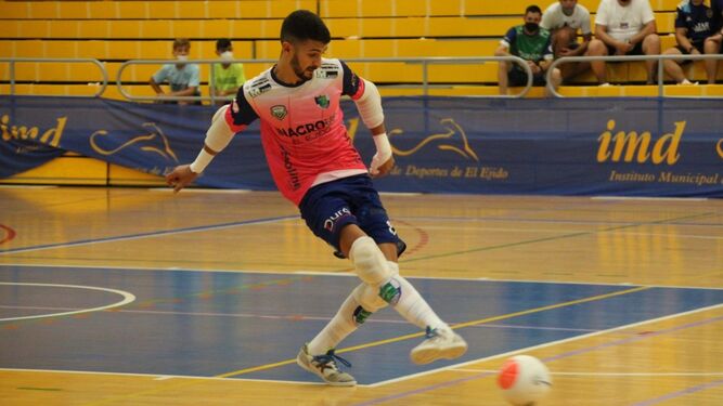 Jesús Gómez saca el balón jugado desde atrás.