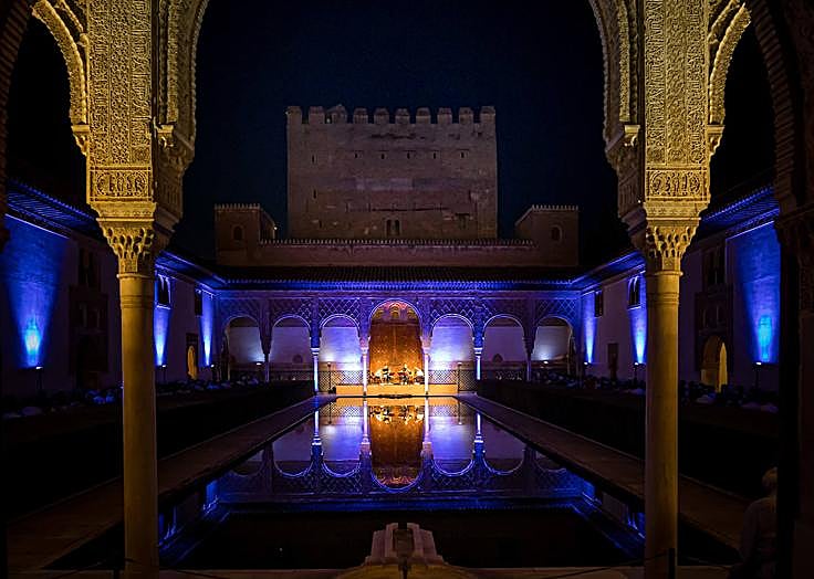 El impresionante marco del patio de los Arrayanes, anoche.