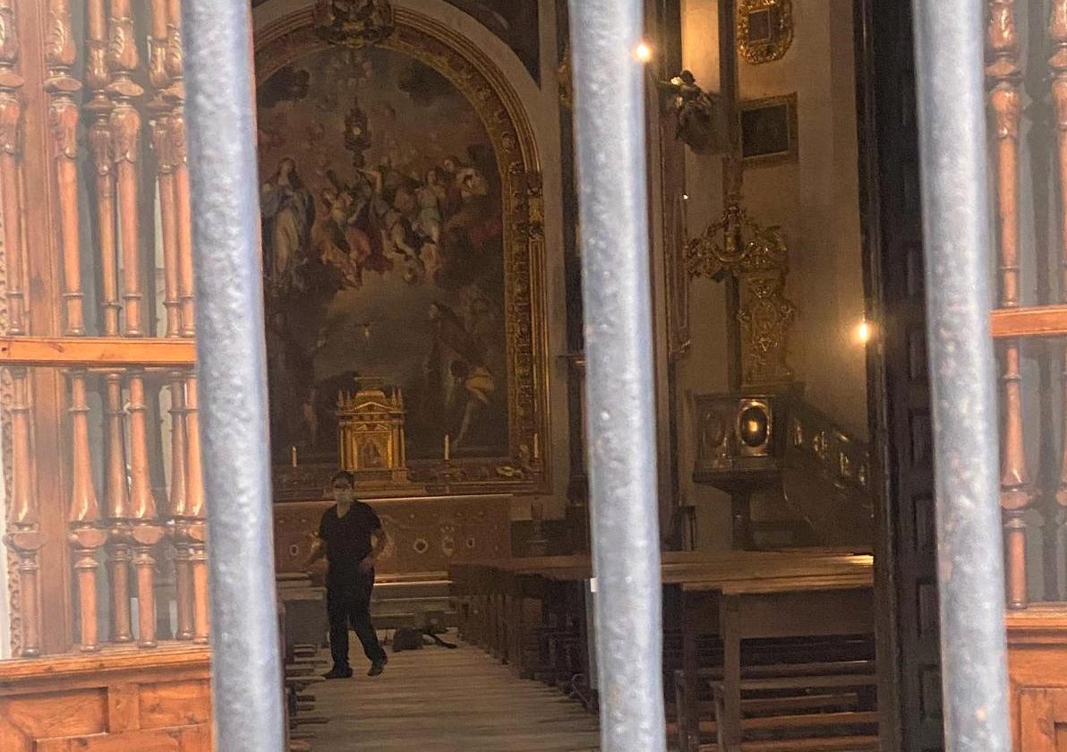 Interior del templo de la Magdalena tras el acto vandálico.