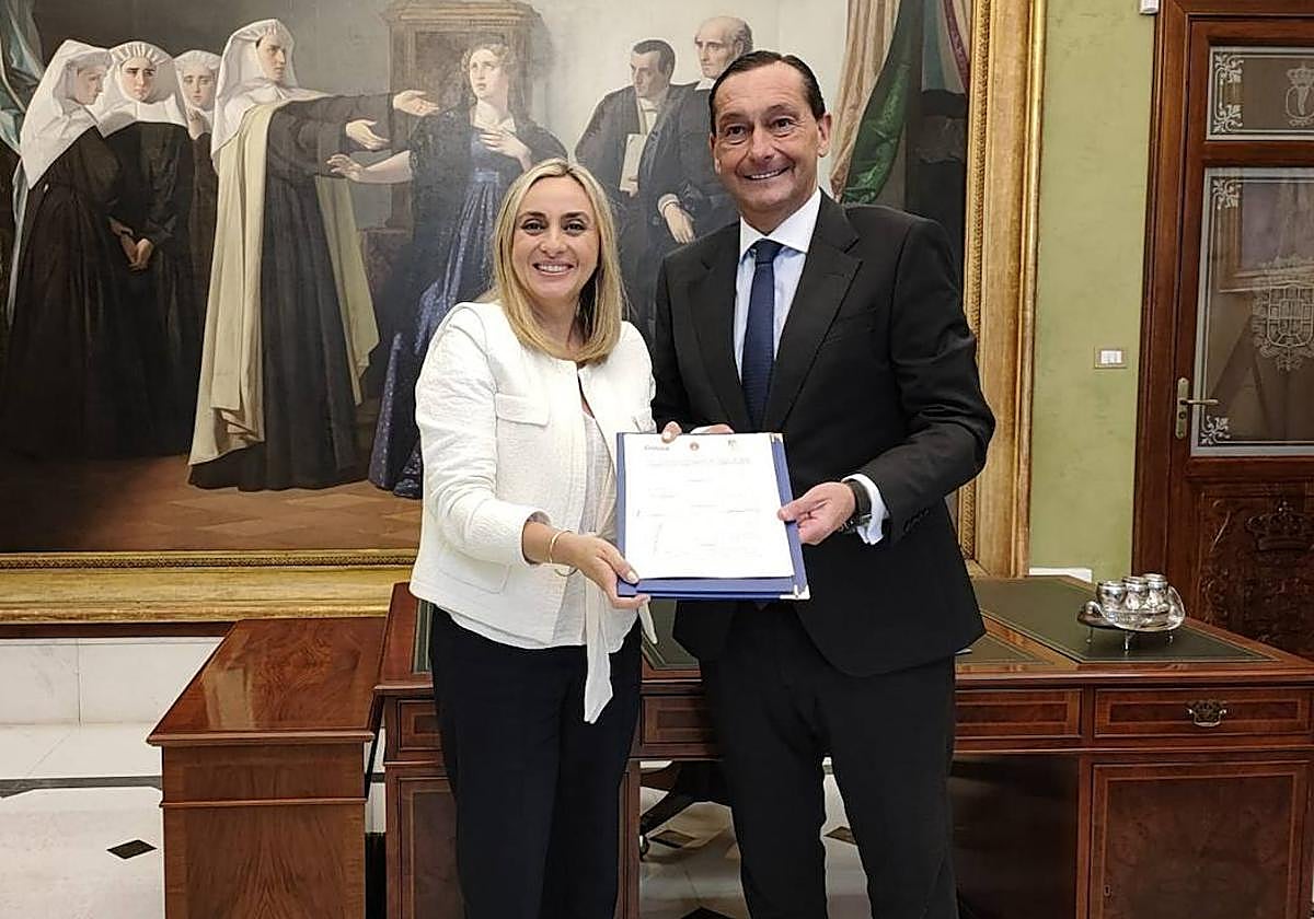 Marifrán Carazo y Alfredo García Amado, tras la firma del convenio.