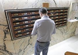 Si te encuentras unos auriculares o un reloj inteligente en el buzón, no los uses.