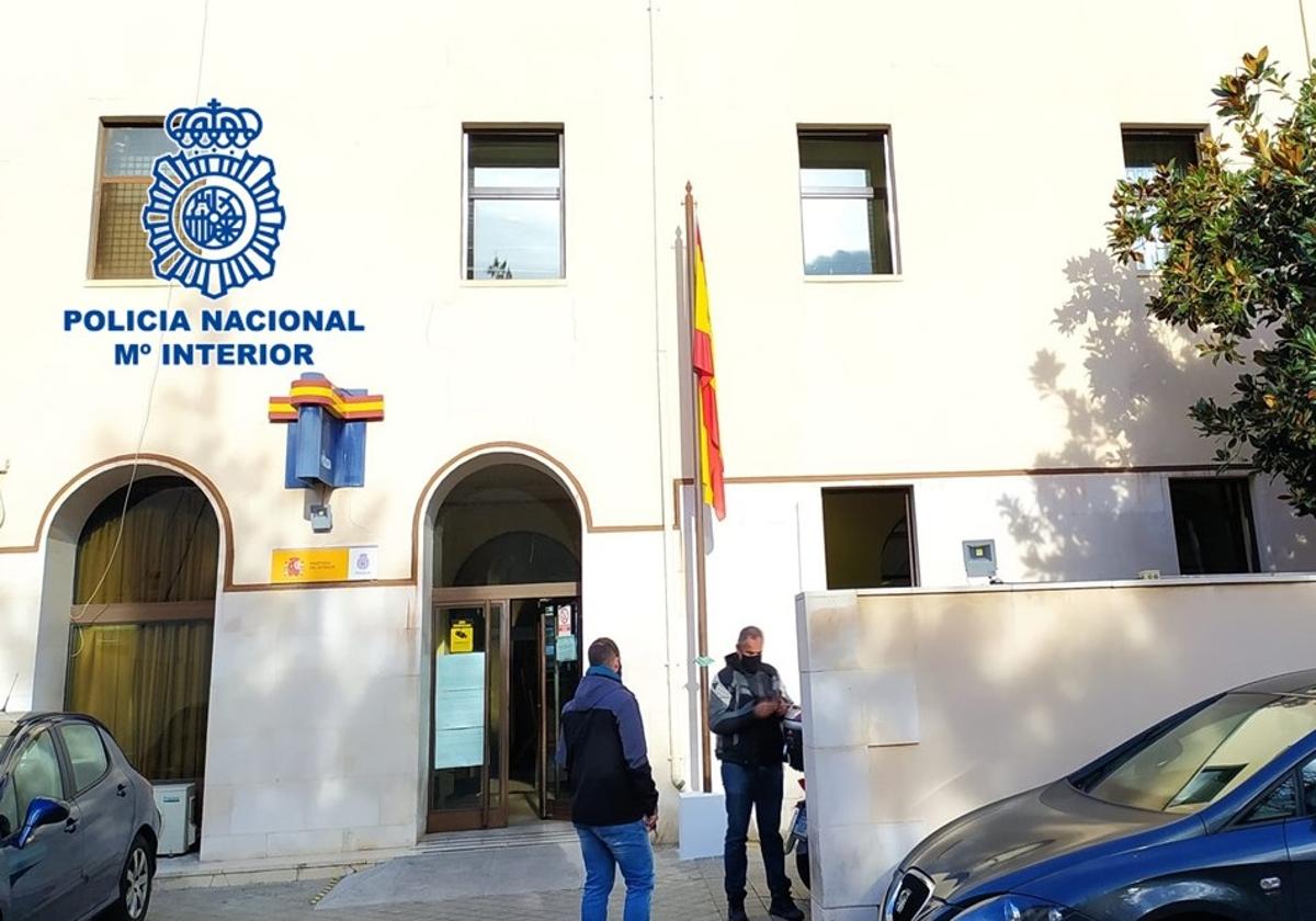 Dos residentes ilegales roban un colgante de oro a un joven en el centro de Granada.