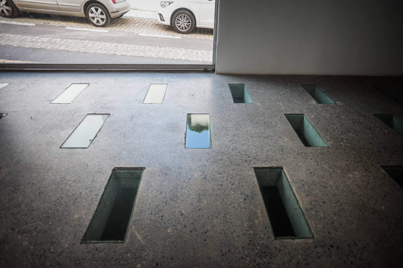 Imagen principal - Arriba, claraboyas. Abajo, detalle de materiales y mobiliario. 