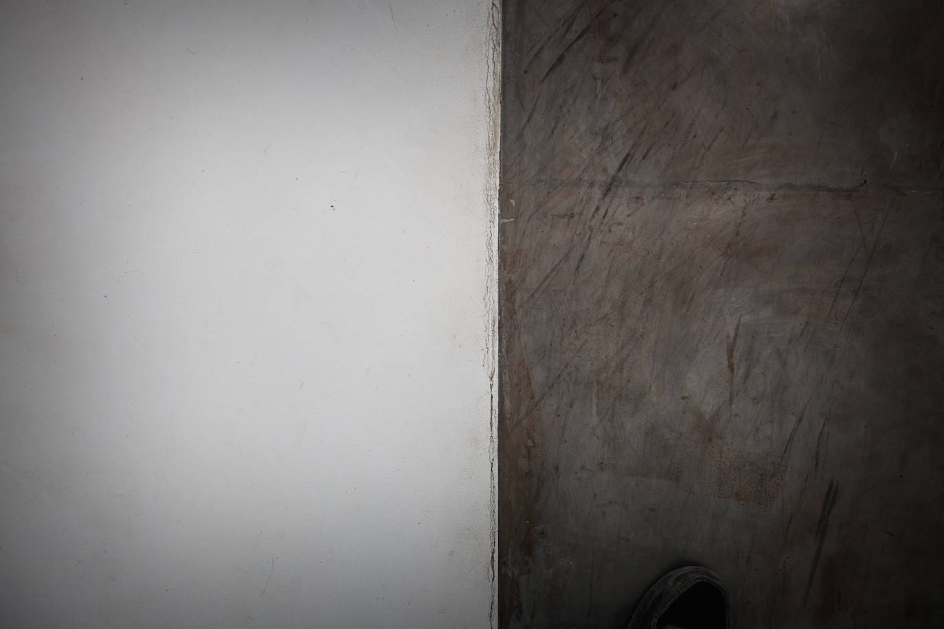 Imagen secundaria 1 - Arriba, claraboyas. Abajo, detalle de materiales y mobiliario. 