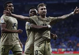 Adrián Embarba, que celebra el gol de la permanencia, gusta en Vigo.
