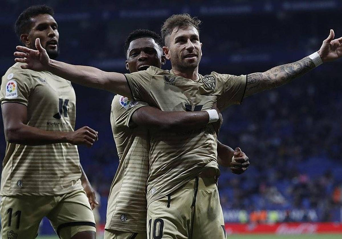 Adrián Embarba, que celebra el gol de la permanencia, gusta en Vigo.