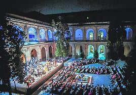 Aspecto que presentaba anoche el patio del Colegio Mayor Santa Cruz la Real.