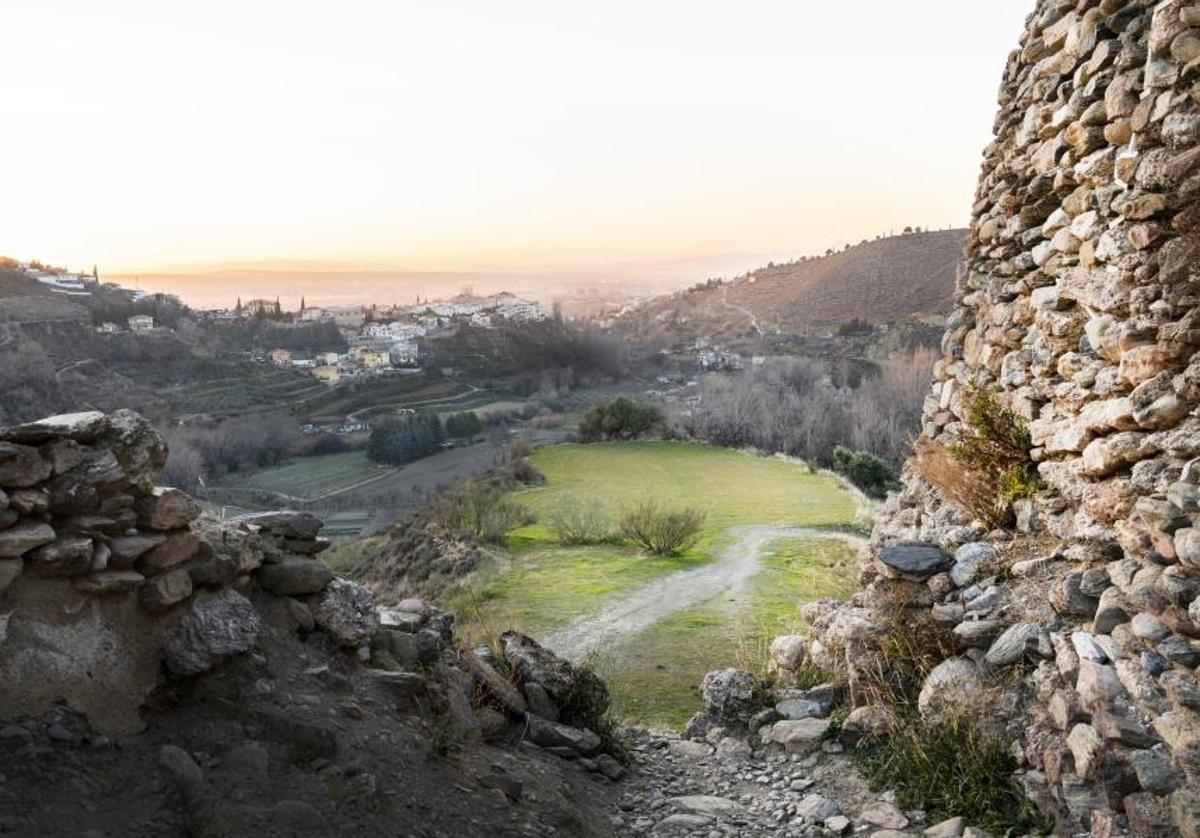 Vistas desde el poblado del Cerro de la Encina, con Monachil al fondo.