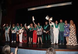 Parte de los graduados, felices tras la entrega de sus títulos.