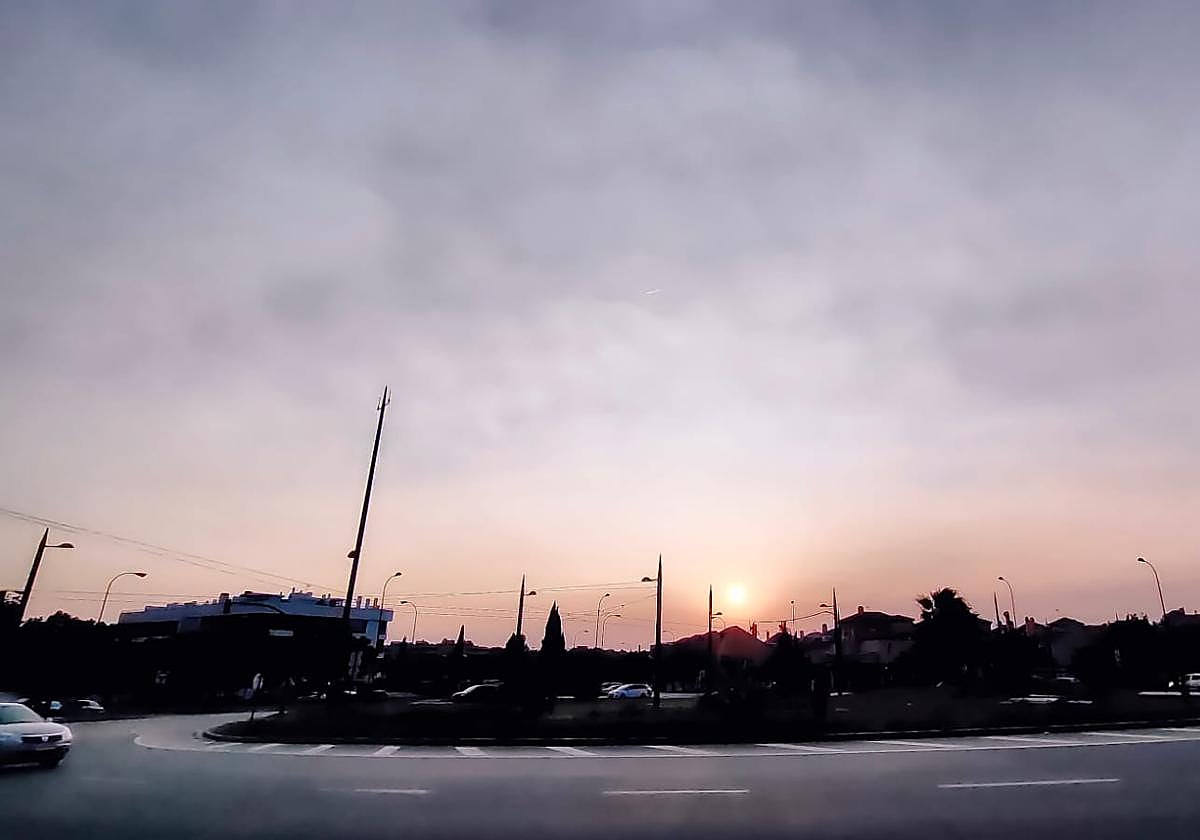 La nube de humo en el cielo de Granada.