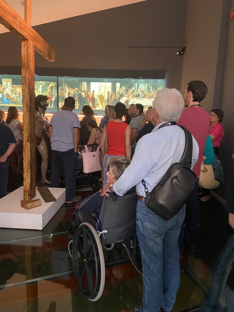 Observando una de las cruces.