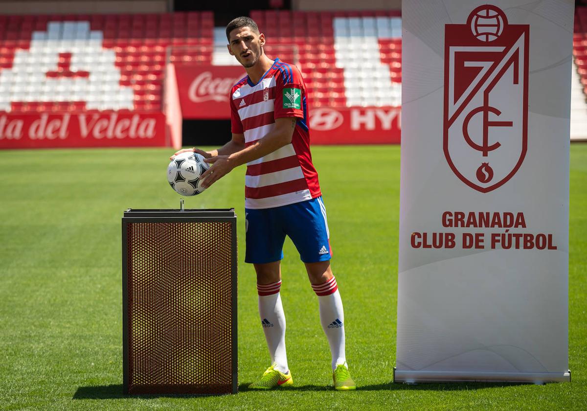 Yann Bodiger, el día de su presentación como jugador del Granada, la primera del periodo estival pasado.