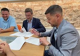 Firma de la cesión de la vía por parte del alcalde José Ruiz y el delegado de Fomento Miguel Contreras.