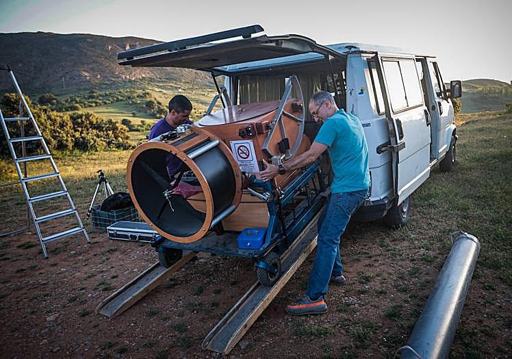 Imagen principal - Sergio Alonso y Antonio Román instalan el telescopio que transportan en 'El Roberto'. 