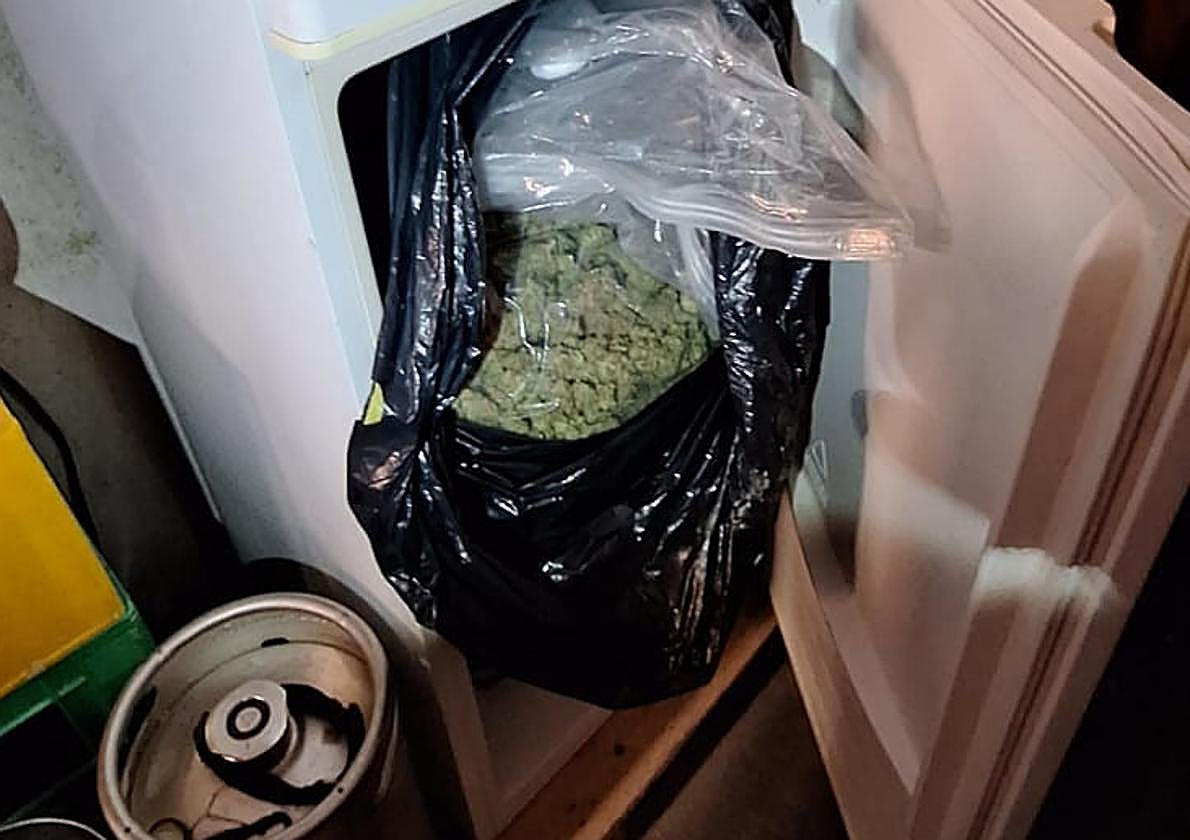 La marihuana en el frigorífico del bar de Armilla.
