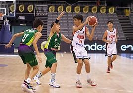 David Cortés busca un pase ante la defensa malagueña.