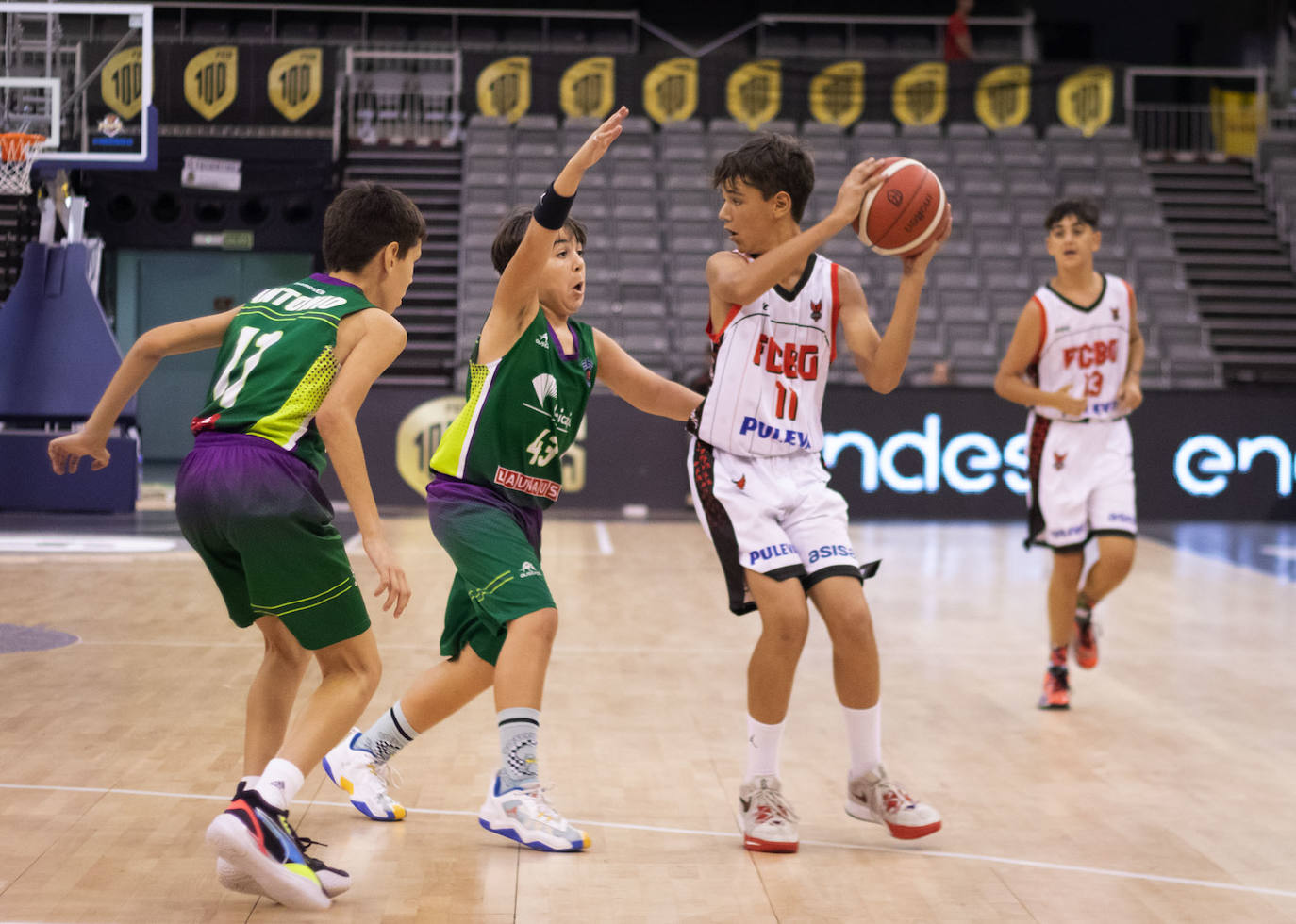 David Cortés busca un pase ante la defensa malagueña.