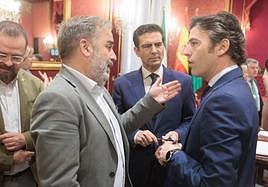 Jacobo Calvo y Cuenca (PSOE) chanrlan con Jorge Saavedra (PP)