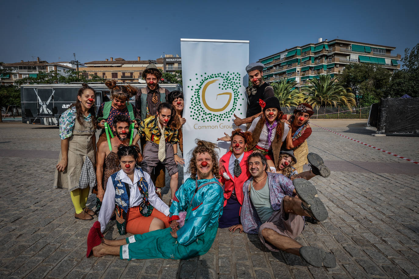 Con el cartel del Common GrounD.