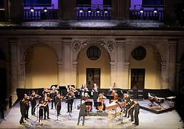 La Orquesta Barroca de Sevilla, anoche en el Colegio Mayor Santa Cruz la Real.